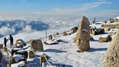 Nisan ayında Nemrut’ta turistlere kar sürprizi