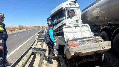 Şanlıurfa’ da tır otomobilin üzerine çıktı: 4 yaralı