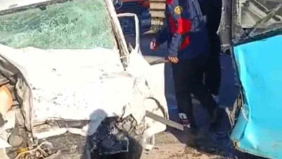 Otomobil ile belediye otobüsü çarpıştı: 1 ölü, 4 yaralı
