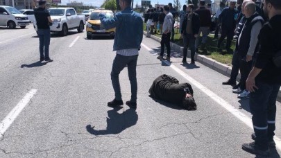 Otomobil yayalara çarptı: 2 yaralı