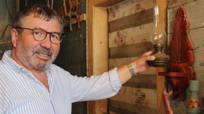 Yıllar sonra baba mesleğine dönen usta ahşabı sanata dönüştürüyor