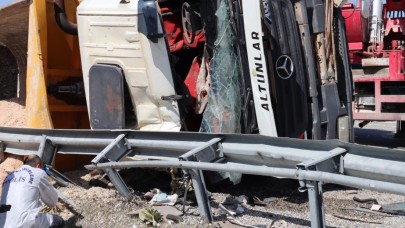 Virajı alamayan tır devrildi: 1 ölü