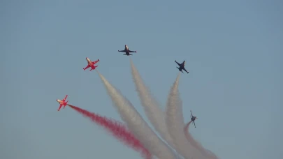 Türk Yıldızları’ndan Mersin’de nefes kesen gösteri