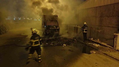 Park halindeki kamyonet yandı