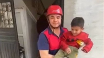 Oyun oynarken mahsur kalan çocuğu itfaiye ekipleri kurtardı