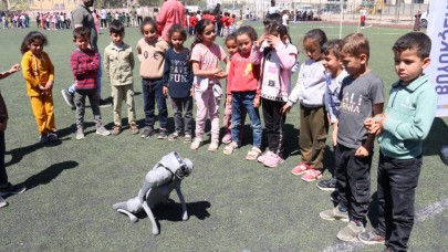 Harran'lı çocuklar 'Robot köpek'le tanıştı
