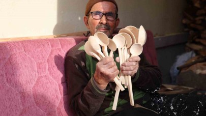 Depremzede Ahmet dede yeni evinde tahta kaşık üretimine devam ediyor