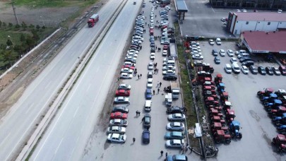 İkinci el oto pazarındaki araçlara bakan çok, alan yok