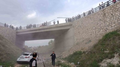 Kontrolden çıkan otomobil demiryoluna uçtu: 3 yaralı