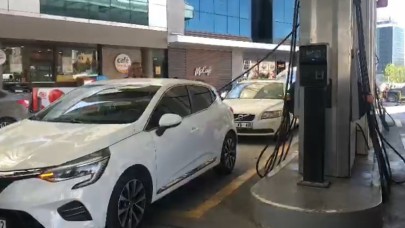 Depremden sonra akaryakıt istasyonlarında kuyruk oluştu