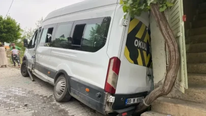 Okul servisi ile otomobil çarpıştı: 9’u öğrenci 11 yaralı