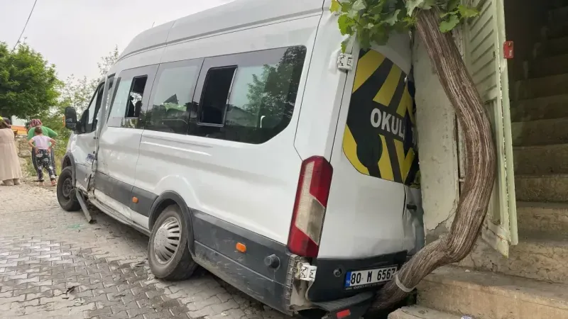 Okul servisi ile otomobil çarpıştı: 9’u öğrenci 11 yaralı