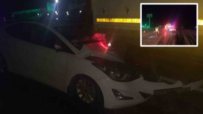 Adıyaman'da otomobil TIR'a ok gibi saplandı