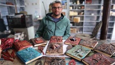 Defterleri deri kullanarak sanata dönüştürüyor