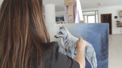 Kurtlara adanmış bir fırça: Türkiye’nin tek kadın realist kurt ressamı