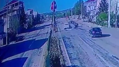 2 otomobilin çarpışma anları kamerada