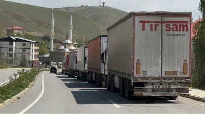 Türkiye-İran sınırında 2 kilometrelik tır kuyruğu