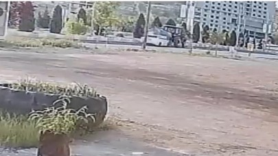 Otomobilin su tankerinin altına girdiği anlar güvenlik kamerasına yansıdı