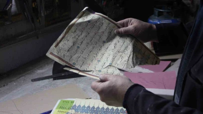 Aşınmış kitaplara 45 yıldır hayat veriyor