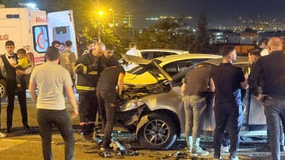 İki otomobil çarpıştı: 4 kişi yaralandı