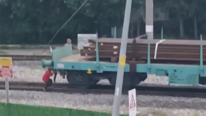 Çocukların tren vagonunda tehlikeli oyunu kamerada
