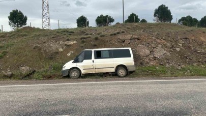 Minibüs şarampole savruldu: 3 yaralı