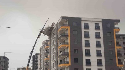 Mardin Kızıltepe’de Fırtına Binanın Çatısını Parçaladı