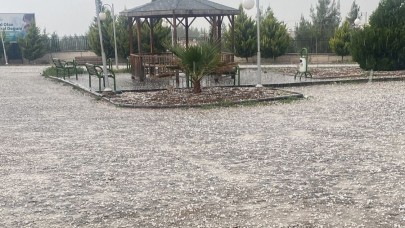 Samsat’ta dolu yağışı: ilçe beyaz örtüyle kaplandı