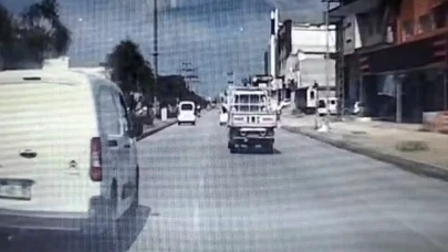 Yolun karşısına geçen kadına çarpıp kaçtı: Kaza anı kamerada