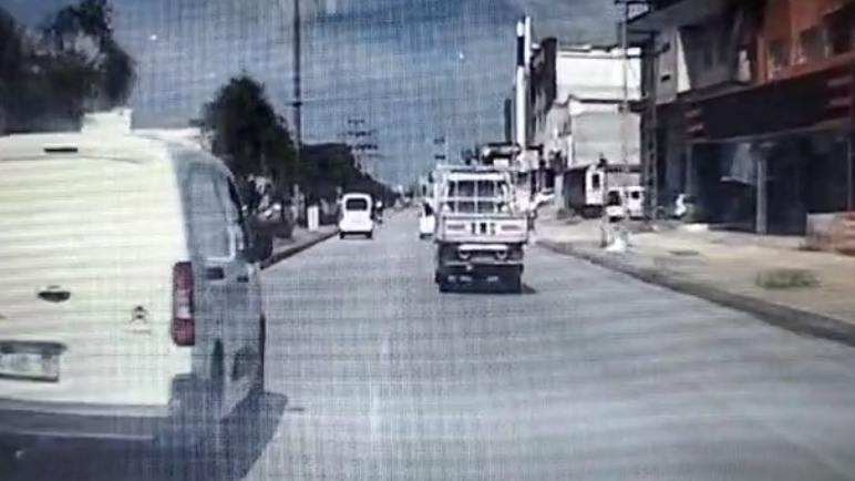 Yolun karşısına geçen kadına çarpıp kaçtı: Kaza anı kamerada