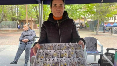 Canlı çiçekler epoksi reçine ile kolyeye dönüşüyor