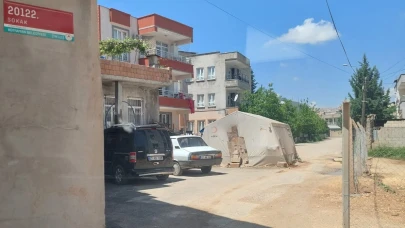 Sokak ortasına kurulan çadır ulaşıma engel oluyor