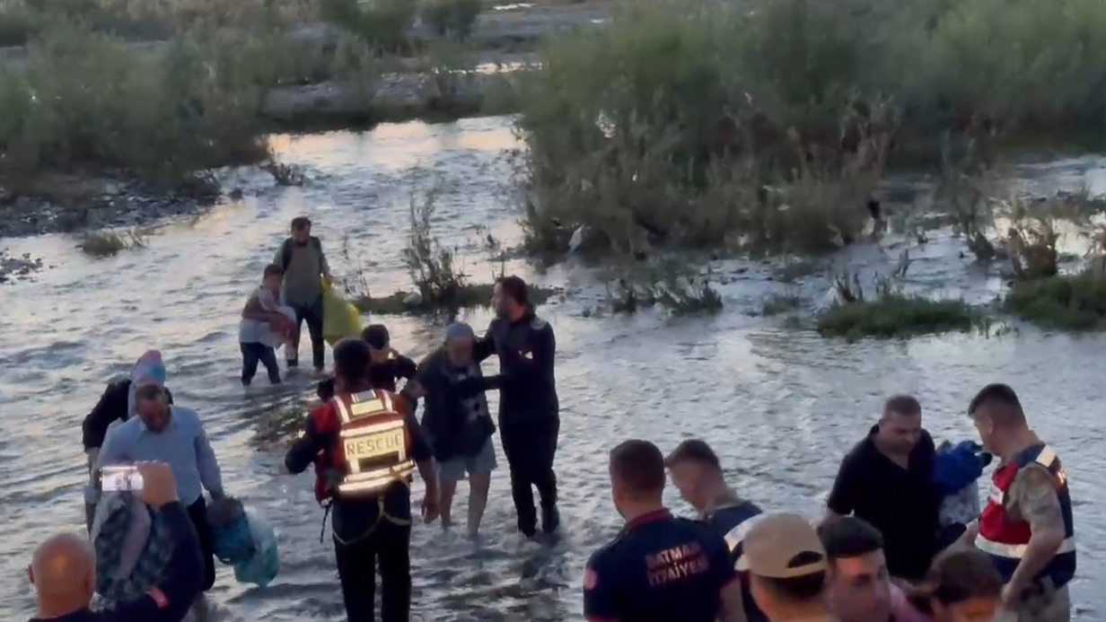 Su seviyesinin yükseldiği alanda mahsur kalan 25 kişi kurtarıldı