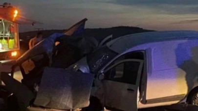 İki araç kafa kafaya çarpıştı: 1 ölü, 2 yaralı