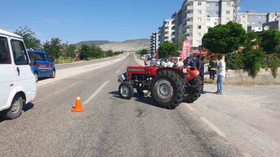 Traktör ile çarpışan araç kanala uçtu: 4 yaralı