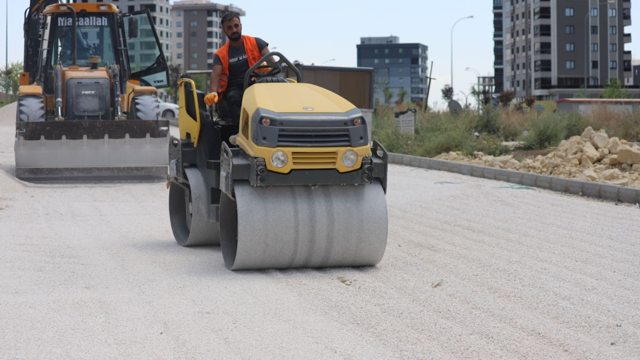Karaköprü Doğukent'te yolları yeniliyor