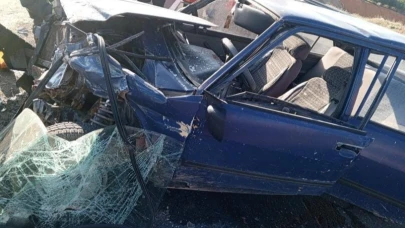 Otomobil bariyerlere çarparak hurdaya döndü: 1 yaralı