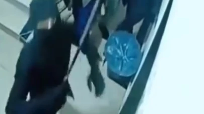 Maskeli saldırganların ev kapısını kırma anı kamerada