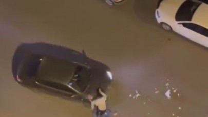 Bir şahıs çöpleri dağıtıp yoldan geçen otomobile saldırdı