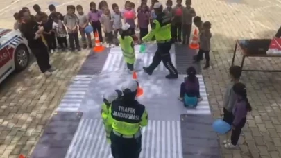 Jandarma ekiplerinden minik öğrencilere trafik eğitimi