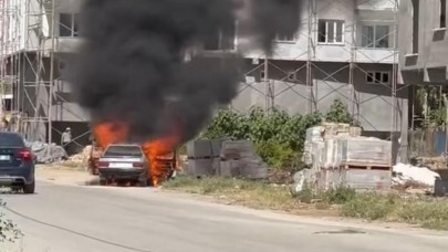 Park halindeki otomobil alev topuna döndü