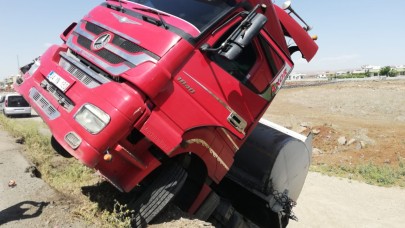 Sürücüsü bayılan tır şarampolde devrildi