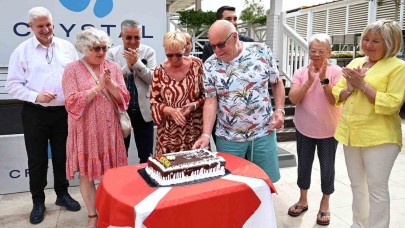 Alman turist çifte 30 yıllık sadakat plaketi