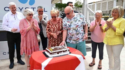 Alman turist çifte 30 yıllık sadakat plaketi