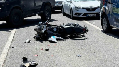 Motosiklet sürücüsü otomobile arkadan çarptı