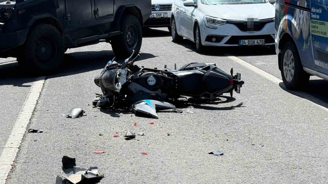 Motosiklet sürücüsü otomobile arkadan çarptı