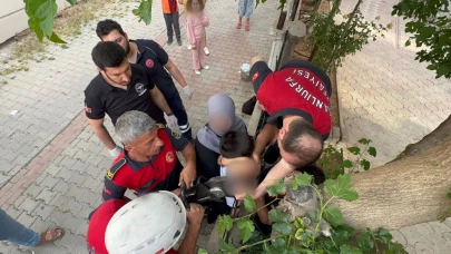 Şanlıurfa'da Korkuluklara Saplanan Çocuğu İtfaiye Kurtardı