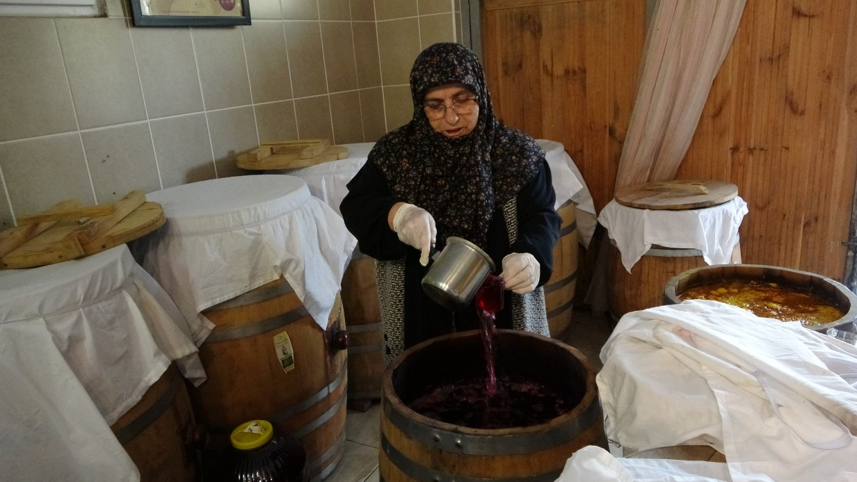 50 çeşit şifa: Dededen kalma tariflerle sirke yapıyor