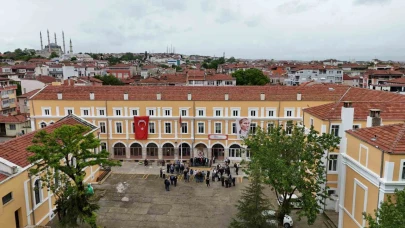 50 yıl önce mezun olan öğrenciler yeniden buluşmanın mutluluğunu yaşadı