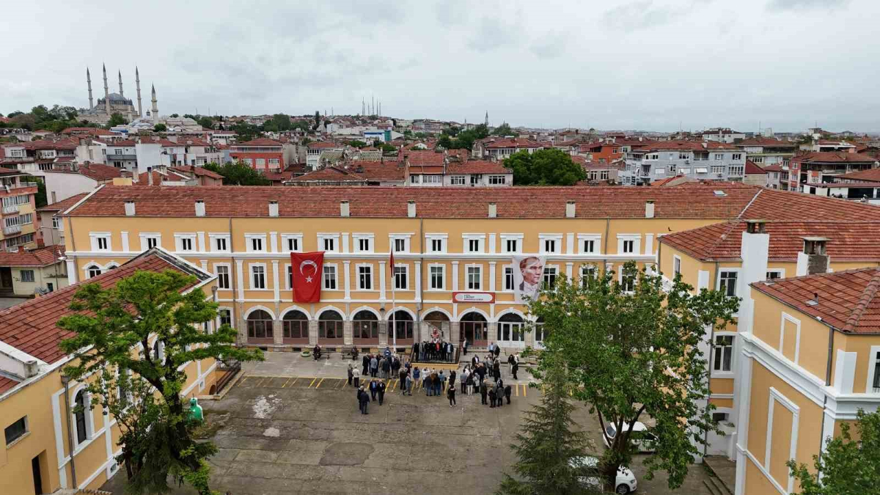 50 yıl önce mezun olan öğrenciler yeniden buluşmanın mutluluğunu yaşadı